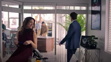 Nanette Lepore Robe plissée unie portée par Amanda LaRusso (Courtney Henggeler) comme on le voit dans Cobra Kai (S06E02)