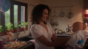 Mini robe Madewell Annamarie portée par Carmen Diaz (Vanessa Rubio) comme on le voit dans Cobra Kai (S06E03)