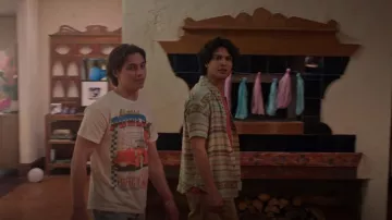 T-shirt vintage PacSun Unmatched Power porté par Robby Keene (Tanner Buchanan) comme on le voit dans Cobra Kai (S06E03)