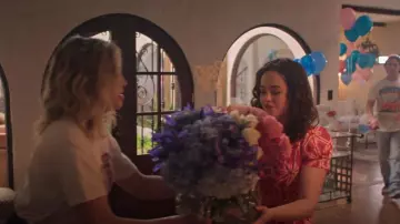 Anthropologie La Mini Robe Somerset Medium Pink portée par Samantha LaRusso (Mary Mouser) comme on le voit dans Cobra Kai (S06E03)