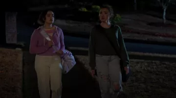 AE Dreamy Drape Stretch Curvy Super High-Waisted Ripped Baggy Wide-Leg Jean porté par Tory Nichols (Peyton List) comme on le voit dans Cobra Kai (S06E03)