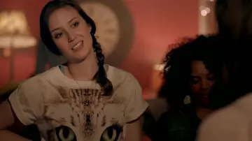 Get the looks from Skins TV series: Naomi (Lily Loveless) is wearing Topshop Cat T-Shirt in season 7, episode 1
