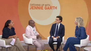 Me by Jennie Garth Vaqueros regulares índigo de corte relajado usados por Jennie Garth como se ve en Today el 26 de julio de 2024