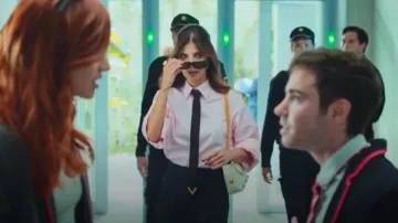 Valentino Garavani Écharpe à cravate en métal avec logo V portée par Carmen (Maribel Verdú) comme on le voit dans Elite (S08E01)