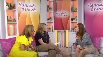 Jupe plissée Sandro en beige portée par Hannah Berner comme on le voit dans Today with Hoda & Jenna le 26 juillet 2024