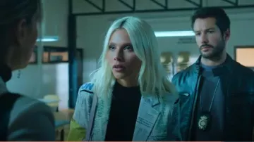 Conjunto de chaqueta y pantalón Desigual Lia Newspaper Print Blazer usado por Isadora Artiñán (Valentina Zenere) como se ve en Elite (S08E03)