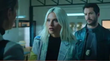 Conjunto de chaqueta y pantalón Desigual Lia Newspaper Print Blazer usado por Isadora Artiñán (Valentina Zenere) como se ve en Elite (S08E03)