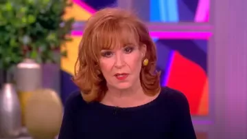 Pull tressé à manches courtes Elie Tahari porté par Joy Behar comme on le voit dans The View le 26 juillet 2024