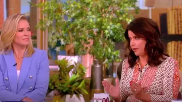 Diane von Furstenberg Sana Vestido cruzado midi de dos estampados mixtos usado por Ana Navarro como se ve en The View el 26 de julio de 2024