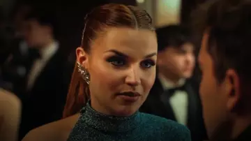 Pendiente de botón de espiga en espiral de Asos Design en tono plateado usado por Chloe (Mirela Balic) como se ve en Elite (S08E07)