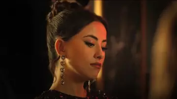 Pendientes de Asos Design en Heart Crystal Drop Design en tono plateado usados por Emilia Krawietz (Ane Rot) como se ve en Elite (S08E07)