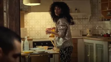 Sudadera con capucha de punto foil de Zara plateada usada por Nadia Shanaa (Mina El Hammani) como se ve en Elite (T08E08)