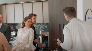 Zimmermann Tama Mini-robe en dentelle à plusieurs niveaux portée par Jessica Markowski comme on le voit dans Owning Manhattan (S01E01)