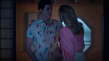 Camisa Chubbies Friday en The Dude Where's Macaw usada por Demetri (Gianni DeCenzo) como se ve en Cobra Kai (S06E04)