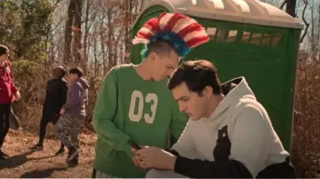 Sudadera con capucha Wesc 90's Mike Utility Colorblock para hombre usada por Demetri (Gianni DeCenzo) como se ve en Cobra Kai (S06E04)