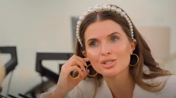 Bandeau Zara Pearl porté par Jessica Markowski comme on le voit dans Owning Manhattan (S01E01)