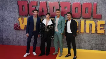Emma Corrin lleva una chaqueta de cuero negro para el estreno de Deadpool y Wolverine en el Reino Unido el 22 de julio de 2024