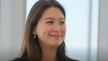 Pendientes de ensueño de Bulgari Divas usados por Maggie Wu como se ve en Owning Manhattan (S01E02)