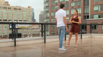 Minifalda plisada Sandro A Line en marrón usada por Jade Shenker como se ve en Owning Manhattan (S01E02)