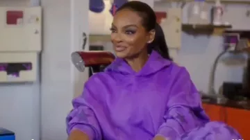 Amiri Pigment Spray Star Sweat à capuche en jersey de coton garni de cuir porté par Brooke Bailey comme on le voit dans Basketball Wives (S11E16)