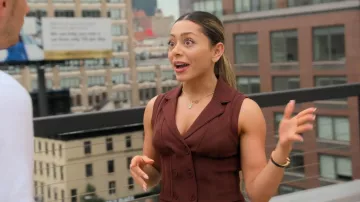 Chaleco de punto Sandro Solune usado por Jade Shenker como se ve en Owning Manhattan (S01E02)