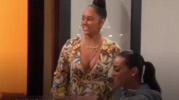 Guess Marciano Robe longue jaune portée par Cheyenne Bryant comme on le voit dans Basketball Wives (S11E16)