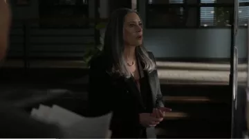 Blazer de L'Agence Kenzie usado por Emily Prentiss (Paget Brewster) como se ve en Mentes criminales (T17E07)