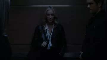 Chaqueta Mackage Kenya usada por Emily Prentiss (Paget Brewster) como se ve en Mentes Criminales (T17E07)