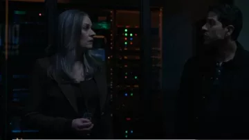 Blazer de la duquesa Smythe usado por Emily Prentiss (Paget Brewster) como se ve en Mentes criminales (T17E08)