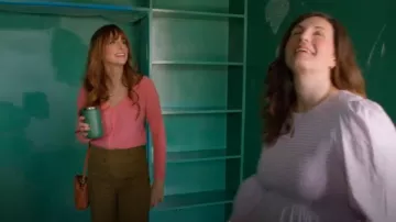 Sezane Chuck Pantalon porté par Gray Benko comme on le voit dans Heureux d’être à la maison avec les Benko (S02E08)
