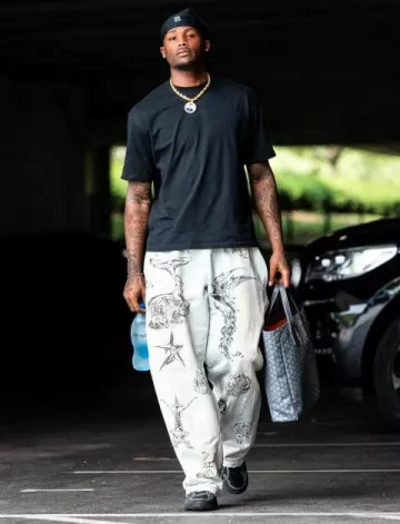 T-shirt noir à logo délavé Balenciaga porté par Tee Higgins sur le compte Instagram @blitzfits