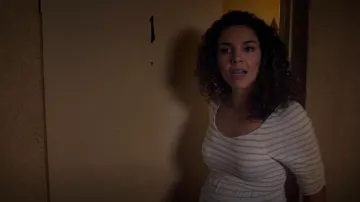 Isabel Maternity Elbow Sleeve V-Neck Smocked Maternity Chemise de maternité portée par Carmen Diaz (Vanessa Rubio) comme on le voit dans Cobra Kai (S06E05)
