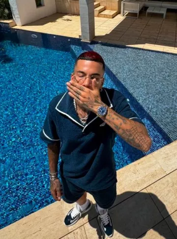 Camisa Prada Navy Terry Cotton & White-Trim usada por Sfera Ebbasta en la cuenta de Instagram @sferaebbasta