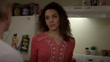 Style & Co Haut en tricot Henley brodé porté par Carmen Diaz (Vanessa Rubio) comme on le voit dans Cobra Kai (S06E05)
