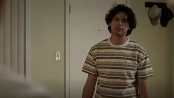 T-shirt en coton à rayures Vans Growth Garden porté par Miguel Diaz (Xolo Maridueña) tel qu’on le voit dans Cobra Kai (S06E05)