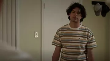 Camiseta de algodón Vans Growth Garden Stripe usada por Miguel Díaz (Xolo Maridueña) como se ve en Cobra Kai (T06E05)