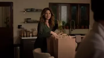 Camisa fluida plisada de Mango usada por Amanda LaRusso (Courtney Henggeler) como se ve en Cobra Kai (T06E05)