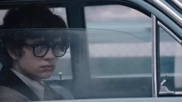 Tenues de Lady in the Lake : Seth Schwartz (Noah Jupe) porte des lunettes dans l’épisode 3 de la saison 1