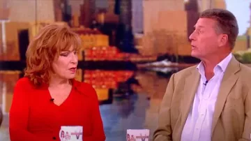 Chemise à manches longues Cinq à Sept McKenna portée par Joy Behar, comme on le voit dans The View le 30 juillet 2024