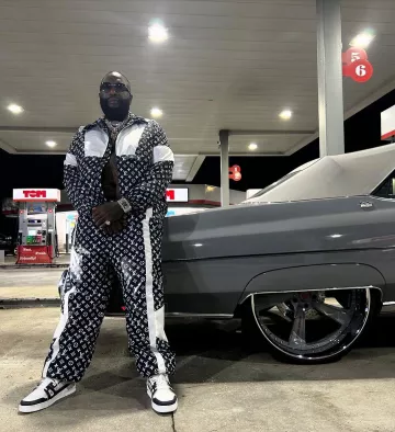 Pantalones de chándal Louis Vuitton Navy Blue & White Monogram usados por Rick Ross en la cuenta de Instagram @richforever