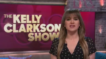 Minivestido de seda de Rixo Sutton usado por Kelly Clarkson como se ve en The Kelly Clarkson Show el 24 de julio de 2024