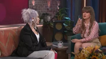 Camisa de seda Lily Silk Amalfi Stripe usada por Kelly Clarkson como se ve en The Kelly Clarkson Show el 25 de julio de 2024