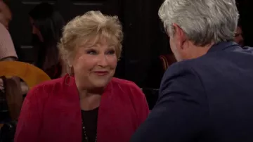 Top kimono de seda rosa rojiza lisa de Citron usado por Traci Abbott (Beth Maitland) como se vio en The Young and the Restless el 25 de julio de 2024