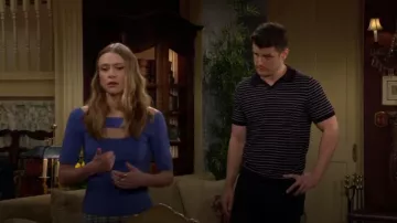 Polo de rayas de punto azul marino de Hawes & Curtis usado por Kyle Abbott (Michael Mealor) como se ve en The Young and the Restless el 25 de julio de 2024