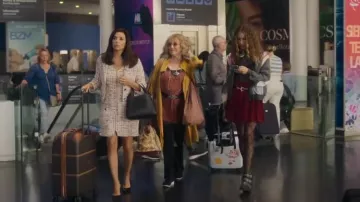 Michael Kors Falda plisada de leopardo usada por Kate (Victoria Bazua) como se ve en Land of Women (T01E01)