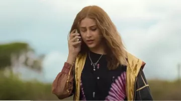 Camiseta Sandro Paradise usada por Kate (Victoria Bazua) como se ve en Land of Women (T01E02)