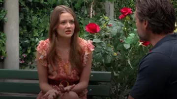 Vestido de volantes metálicos de Marie Oliver Thea usado por Faith Newman (Reylynn Caster) como se ve en The Young and the Restless el 29 de julio de 2024