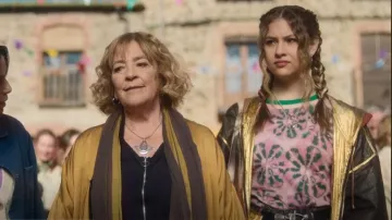 Pinko Tie-Dye V-Neck Long Sleeved Cardigan porté par Kate (Victoria Bazua) comme on le voit dans Land of Women (S01E05)