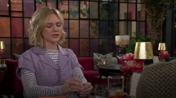 Mameluco Pistola Parker en Purple Amethyst Snow usado por Lucy Romalotti (Lily Brooks O'Briant) como se ve en The Young and the Restless el 29 de julio de 2024