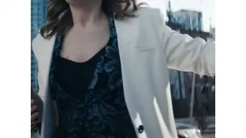 Tenues de la série télévisée The Boys : Ashley Barrett (Colby Minifie) porte un blazer blanc métallisé dans la saison 4, épisode 2
